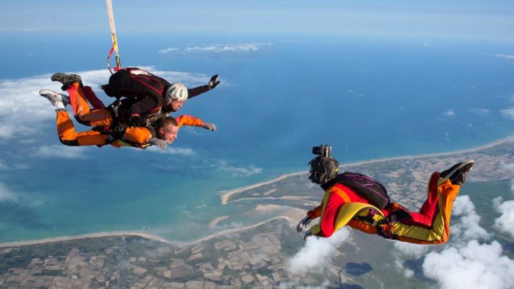 Saut en parachute : un sport aérien fun et intense